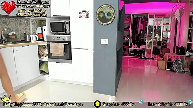 Snapshot of AmySuperHeroes chatting on 11/21/25, 12:15 AmySuperHeroes online show from 11/21/25, 12:15