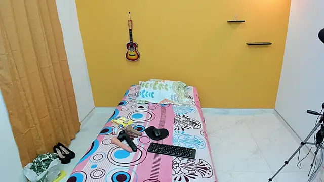 Snapshot of evaleribigtits18 chatting on 01/12/25, 01:53 evaleribigtits18 online show from 01/12/25, 01:53