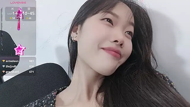 Snapshot of Lvy--v chatting on 12/29/24, 01:45 Lvy--v online show from 12/29/24, 01:45