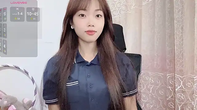 Snapshot of Lvy--v chatting on 10/31/25, 10:44 Lvy--v online show from 10/31/25, 10:44