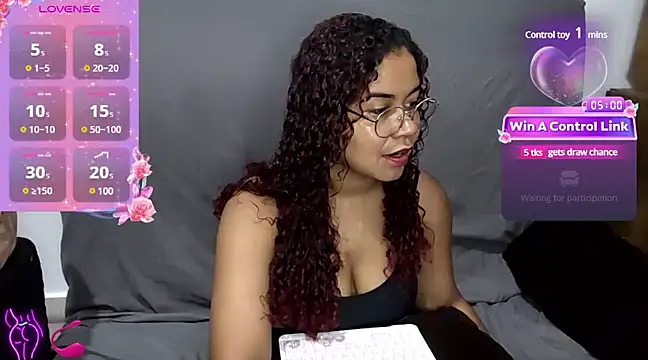 VitoriaFernandes online show from 01/12/25, 03:57