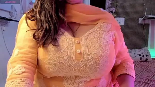 Snapshot of Gulabi_Queen chatting on 03/08/25, 06:21 Gulabi Queen online show from 03/08/25, 06:21