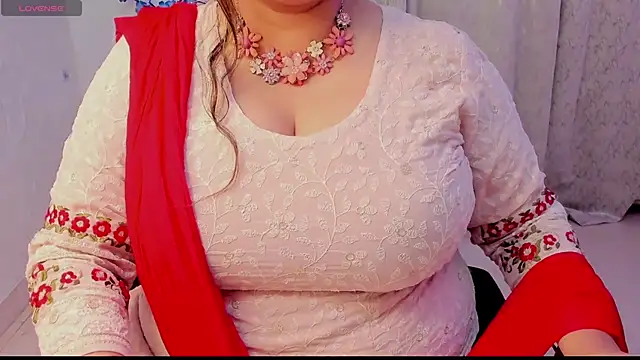 Snapshot of Gulabi_Queen chatting on 11/12/25, 04:29 Gulabi Queen online show from 11/12/25, 04:29