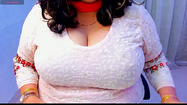 Snapshot of Gulabi_Queen chatting on 12/19/25, 06:15 Gulabi Queen online show from 12/19/25, 06:15