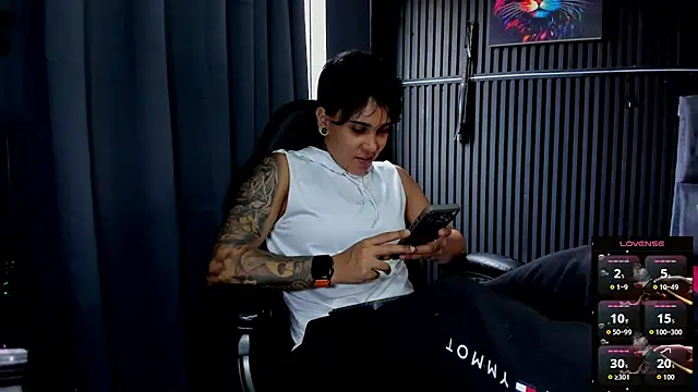 ZhoeStrong online show from 11/24/25, 08:41