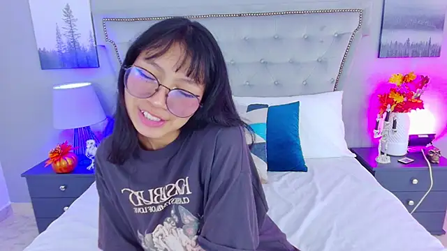 Snapshot of Yommi_Winx chatting on 10/24/25, 09:33 Yommi Winx online show from 10/24/25, 09:33