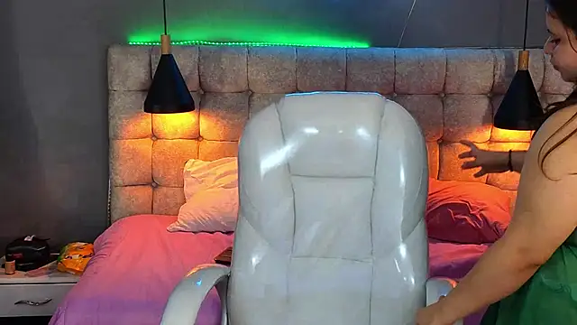 Laia and Aloby online show from 01/10/25, 06:28