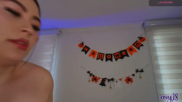 venusleroy  online show from 10/07/25, 09:12