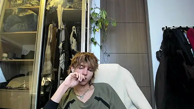 Snapshot of santy-kitty chatting on 02/19/25, 03:17 santy-kitty online show from 02/19/25, 03:17