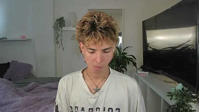 Snapshot of santy-kitty chatting on 10/30/25, 05:57 santy-kitty online show from 10/30/25, 05:57