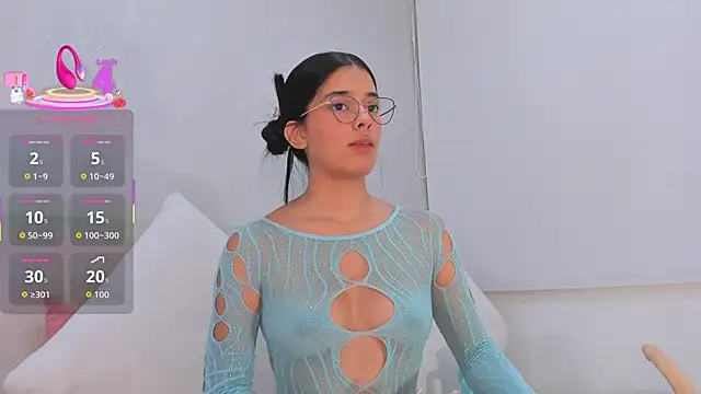 Isaa Queen online show from 12/21/25, 04:03