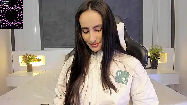 Snapshot of SaraGomez1 chatting on 12/21/25, 12:45 SaraGomez1 online show from 12/21/25, 12:45