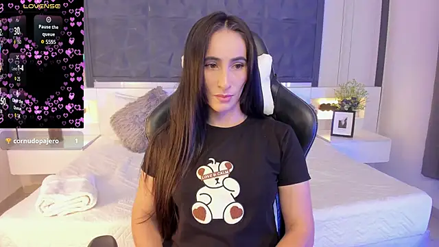 Snapshot of SaraGomez1 chatting on 01/12/26, 01:05 SaraGomez1 online show from 01/12/26, 01:05