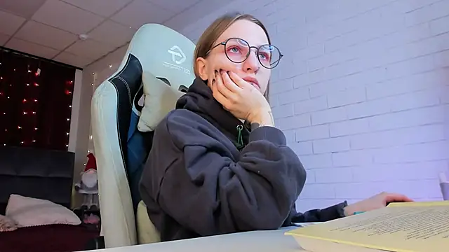 Snapshot of AphexQueen chatting on 02/10/25, 08:42 AphexQueen online show from 02/10/25, 08:42