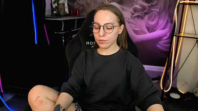 Snapshot of AphexQueen chatting on 02/14/25, 04:09 AphexQueen online show from 02/14/25, 04:09