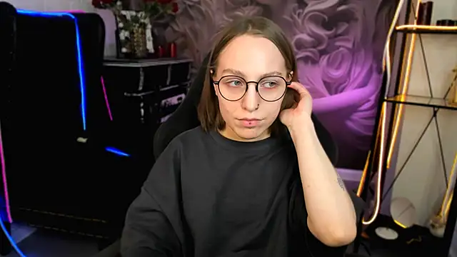 Snapshot of AphexQueen chatting on 02/14/25, 07:12 AphexQueen online show from 02/14/25, 07:12