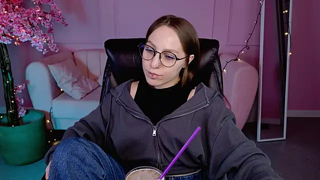 Snapshot of AphexQueen chatting on 02/28/25, 01:03 AphexQueen online show from 02/28/25, 01:03