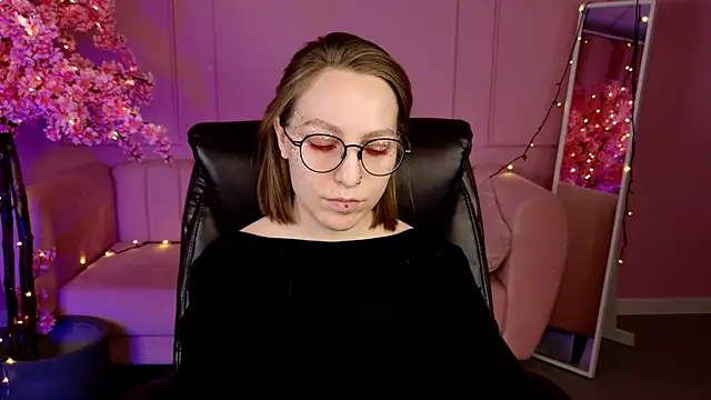 Snapshot of AphexQueen chatting on 03/07/25, 04:22 AphexQueen online show from 03/07/25, 04:22