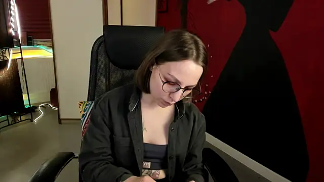 Snapshot of AphexQueen chatting on 03/08/25, 04:06 AphexQueen online show from 03/08/25, 04:06