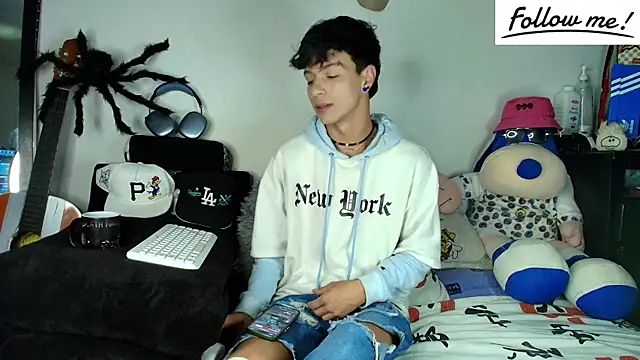 Snapshot of twink_sebas_ chatting on 12/12/24, 05:10 twink sebas online show from 12/12/24, 05:10