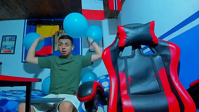 Snapshot of maxowens_oficial chatting on 03/08/26, 07:17 maxowens oficial online show from 03/08/26, 07:17