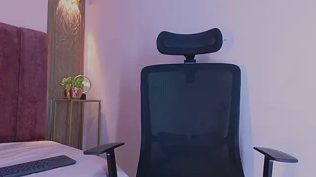 Emy leon online show from 10/23/25, 11:03