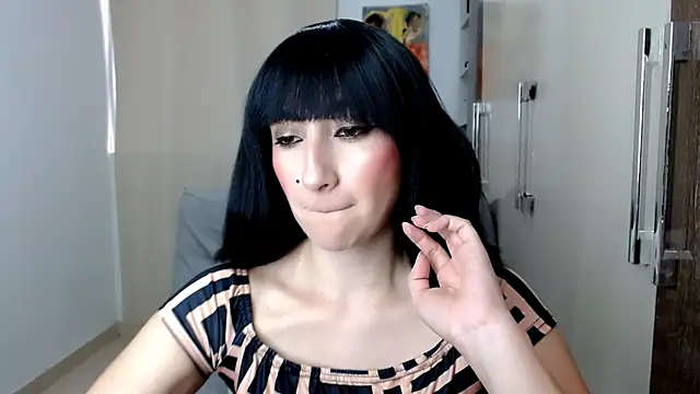 Snapshot of Laura-pervert chatting on 12/19/25, 10:06 Laura-pervert online show from 12/19/25, 10:06