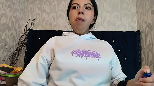 Snapshot of CarolineBrunx chatting on 03/07/26, 02:19 CarolineBrunx online show from 03/07/26, 02:19