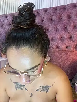Snapshot of EMILYY_FOXY chatting on 05/19/26, 01:56 EMILYY FOXY online show from 05/19/26, 01:56