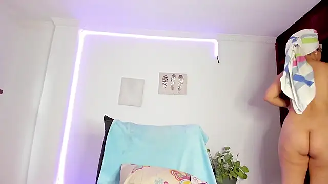 Snapshot of anniesweet- chatting on 11/10/25, 01:43 anniesweet- online show from 11/10/25, 01:43