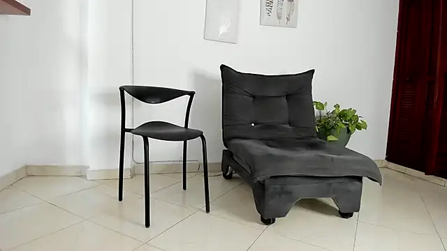 Snapshot of anniesweet- chatting on 12/16/25, 01:05 anniesweet- online show from 12/16/25, 01:05