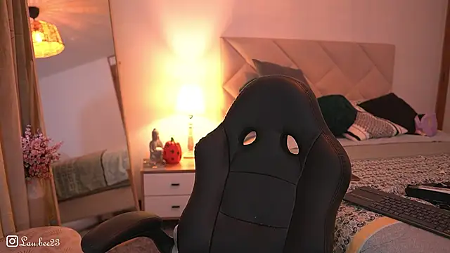 Lau Bee online show from 10/30/25, 06:41