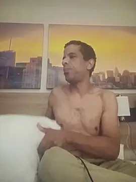 Snapshot of Tjskigh chatting on 10/26/25, 02:28 Tjskigh online show from 10/26/25, 02:28