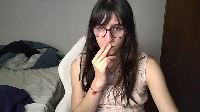 Snapshot of Alice_love29 chatting on 12/09/24, 11:03 Alice love29 online show from 12/09/24, 11:03