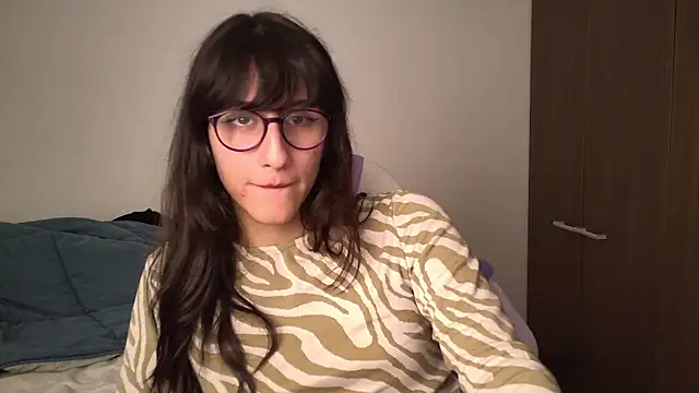 Snapshot of Alice_love29 chatting on 12/11/24, 12:12 Alice love29 online show from 12/11/24, 12:12