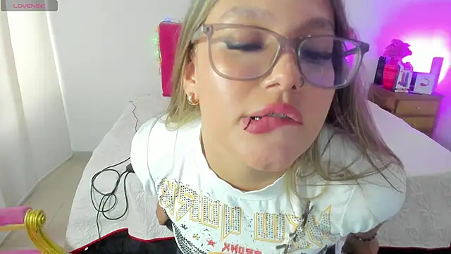 SofiaJoness  online show from 03/11/25, 09:15