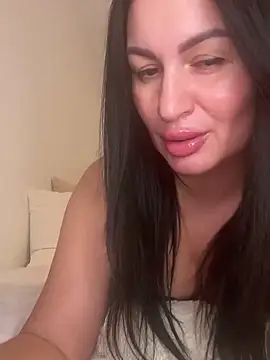 Snapshot of Helena7077 chatting on 12/21/25, 10:17 Helena7077 online show from 12/21/25, 10:17