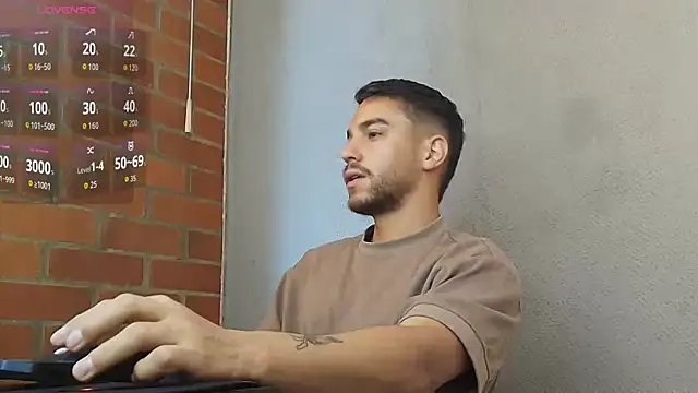 Snapshot of Leandro_valenzuela chatting on 04/27/26, 04:05 Leandro valenzuela online show from 04/27/26, 04:05