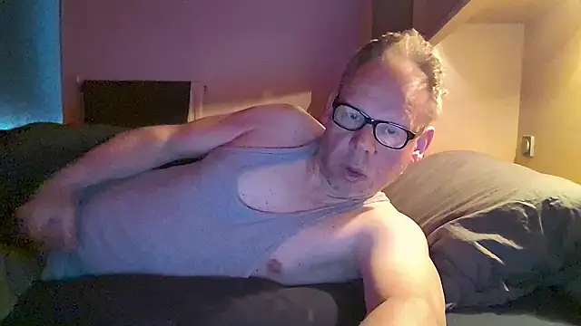 Snapshot of kinkyslet8 chatting on 05/03/26, 06:30 kinkyslet8 online show from 05/03/26, 06:30