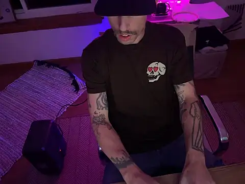 Snapshot of RuffClvb chatting on 11/20/25, 08:14 RuffClvb online show from 11/20/25, 08:14