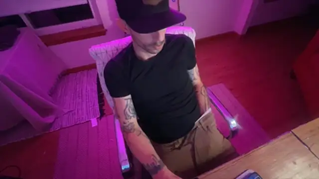 Snapshot of RuffClvb chatting on 12/23/25, 08:12 RuffClvb online show from 12/23/25, 08:12