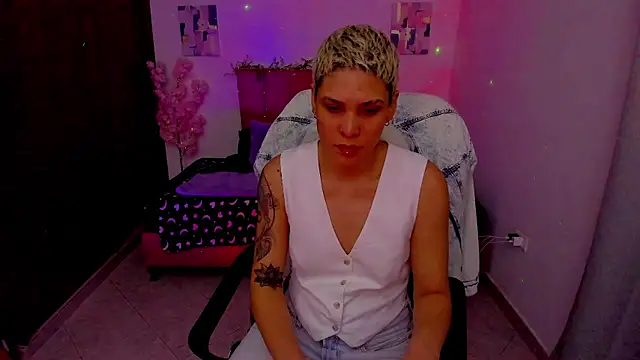 Snapshot of Charlee_pink chatting on 10/07/25, 01:14 Charlee pink online show from 10/07/25, 01:14