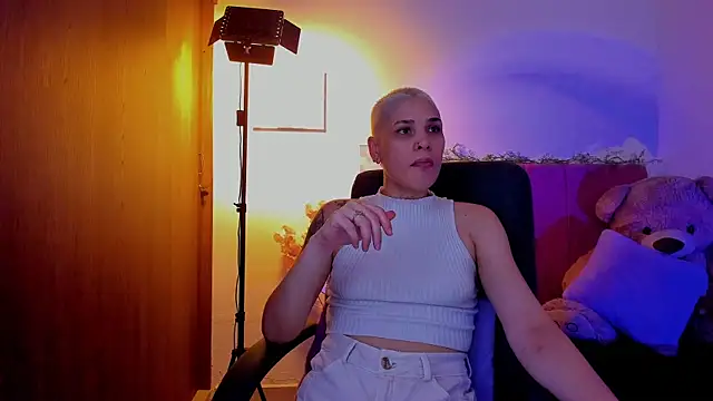 Snapshot of Charlee_pink chatting on 04/15/26, 10:32 Charlee pink online show from 04/15/26, 10:32