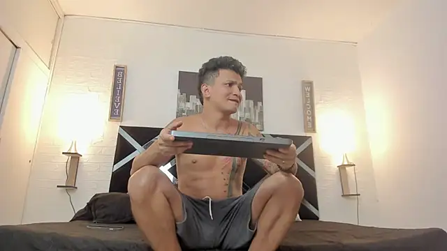 Snapshot of nakedfoam1 chatting on 11/26/25, 03:18 nakedfoam1 online show from 11/26/25, 03:18