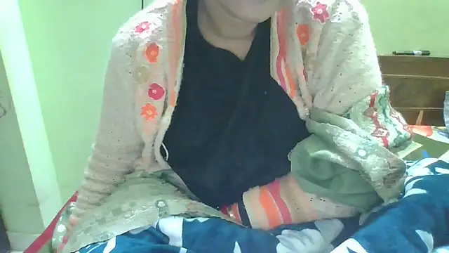 Snapshot of couplesuni chatting on 01/11/26, 05:23 couplesuni online show from 01/11/26, 05:23