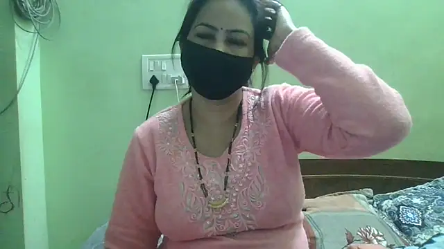 Snapshot of couplesuni chatting on 02/13/26, 03:35 couplesuni online show from 02/13/26, 03:35