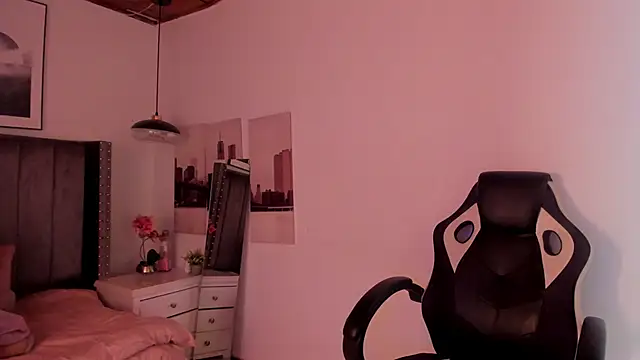 Alaia Cute online show from 12/19/24, 02:34