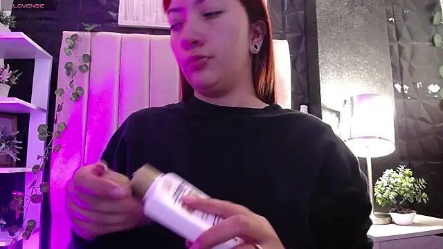 Snapshot of Mia_Rinn chatting on 02/18/25, 01:00 Mia Rinn online show from 02/18/25, 01:00