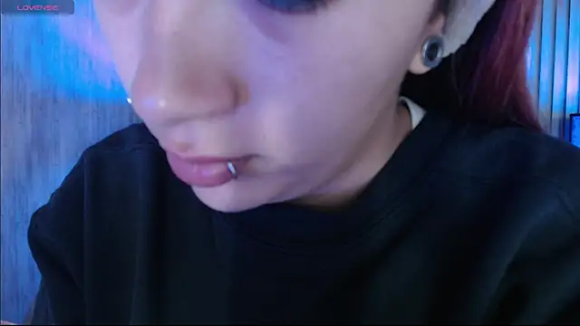 Snapshot of Mia_Rinn chatting on 11/21/25, 01:43 Mia Rinn online show from 11/21/25, 01:43