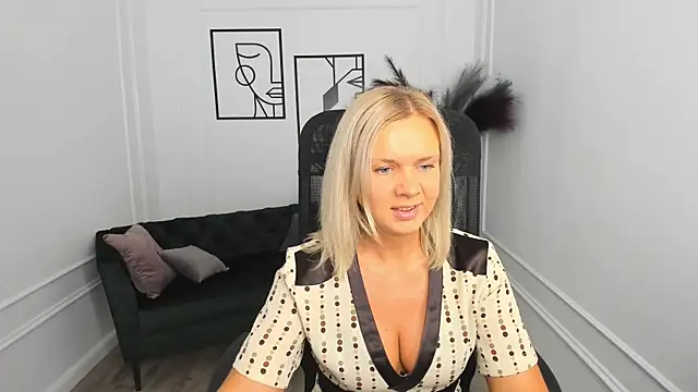 AgathaKlouin online show from 10/05/25, 07:12